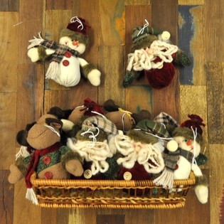 BONHOMME DE NEIGE & P&Egrave;RE NO&Euml;L EN PELUCHE DANS UN PANIER - MOD&Egrave;LE 3 (12 pcs)