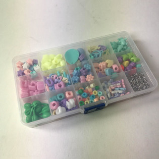 ENSEMBLE DE PERLES EN BO&Icirc;TE - COULEURS MIXTES (12 pcs)